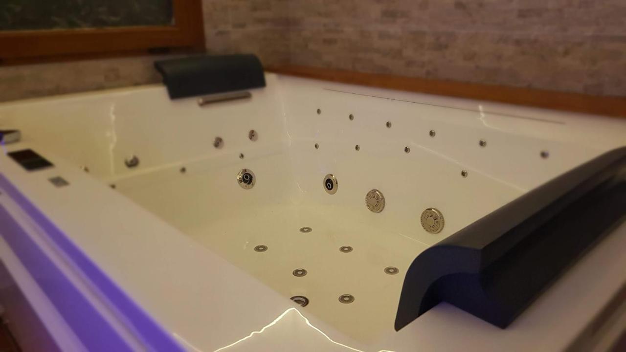 Villa Camilla - Tiny - Exclusive Pool Λούκα Εξωτερικό φωτογραφία